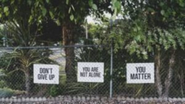 Responsible Gen AI Use: AI vs Mental Health Professionals